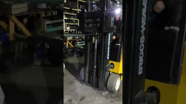 Работа вилочного погрузчика  Yale Erc 040
