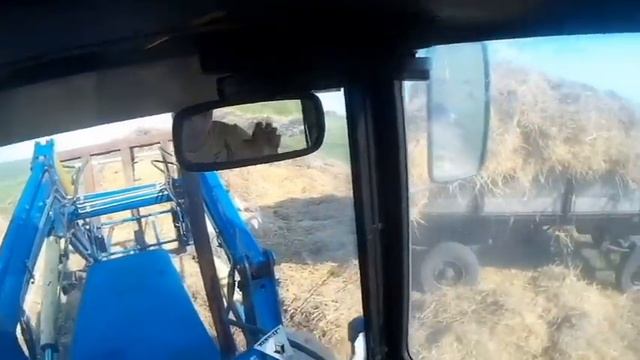 Погрузка соломы на Мтз 82.1 смотреть онлайн