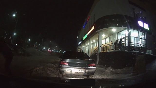 Помогал и сам упал. Опасный гололед в Гродно смотреть онлайн