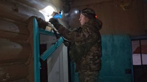 Нашел просто изумительные старинные вещи за наличниками заброшенного дома.