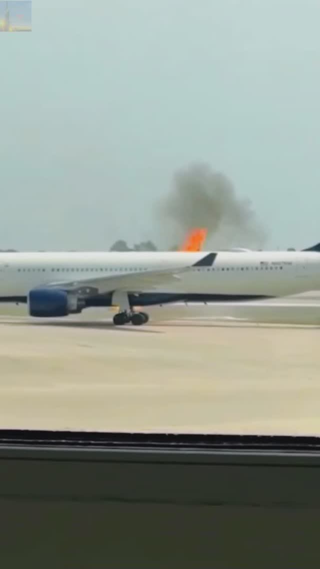 Самолёт Airbus A330 загорелся в аэропорту США✈️ смотреть онлайн