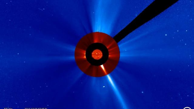 AIA 304, LASCO C2/C3 (2012-12-02 20:02:19 - 2012-12-03 19:10:07 UTC) смотреть онлайн