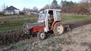 Японский минитрактор Kubota L1-225, плуг ПЛН 1-35. Осенняя вспашка огорода.
