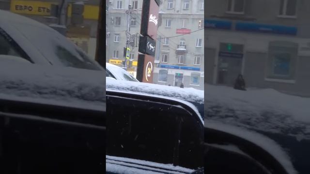 Кормим воробьев с руки в макдональдсе! смотреть онлайн