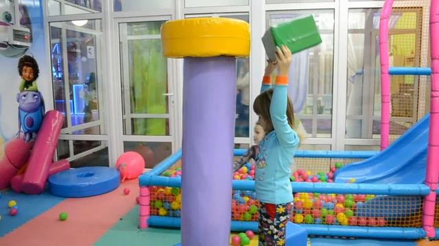 Лена в игровой комнате смотреть онлайн
