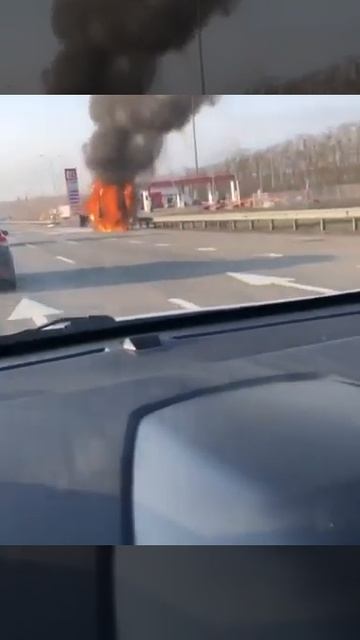 На трассе М4 в Ростовской области сгорела ГАЗель смотреть онлайн