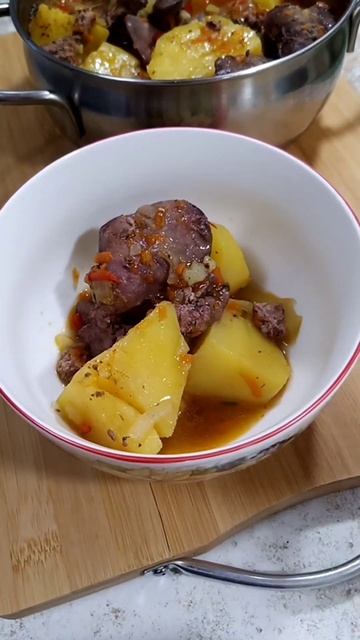 Тушеная куриная печень с картофелем. #shorts #тушенаяпечень