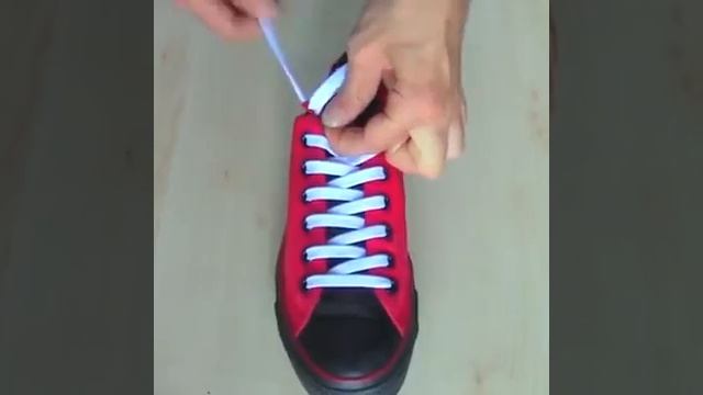 Как завязывать шнурки. Смотри и учись...