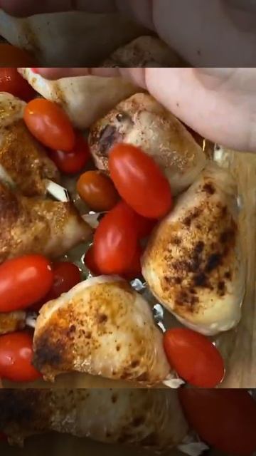 ЗАПЕЧЁННАЯ ГОЛЕНЬ С СЫРОМ ФЕТА, и ПОМИДОРАМИ ЧЕРРИ 🔥 смотреть онлайн