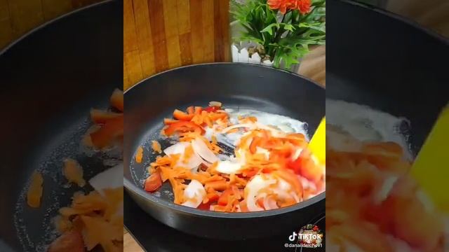 рулет из мясо с овощной начинкой.