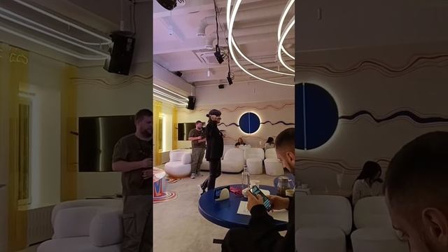 Певец Габриэль и его супер-хит «Гори» смотреть онлайн