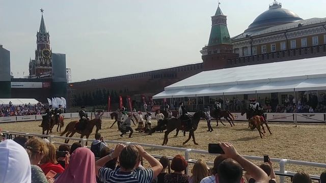 Выступление Кремлевской школы верховой езды на фестивале «Спасская башня» смотреть онлайн