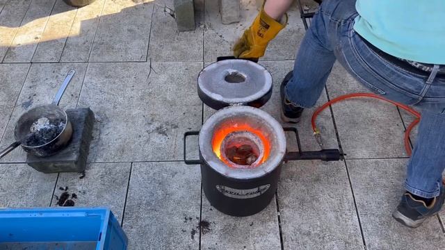 Melting aluminium soda cans around 200 cans - 10 kg devil forge - asmr смотреть онлайн