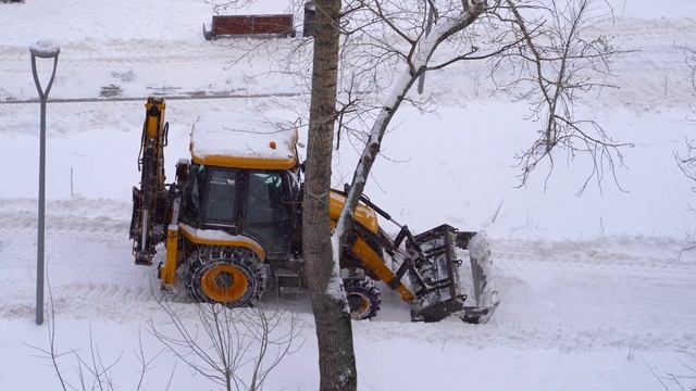 Сокольники. Уборка снега во дворе смотреть онлайн