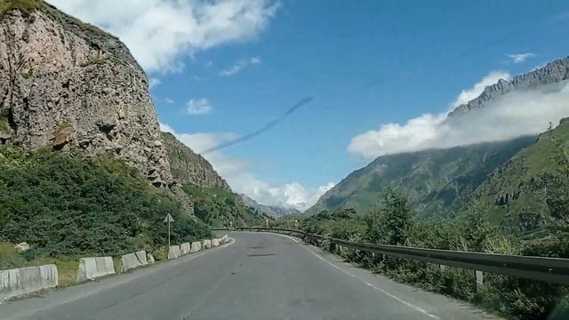 103🇬🇪Взяли такси от Казбеги до Верхнего Ларса / Грузинский КПП и нейтралку можно пройти пешком☝ смотреть онлайн