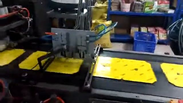 Mouse glue trap machine -Folder the edge side by manual смотреть онлайн