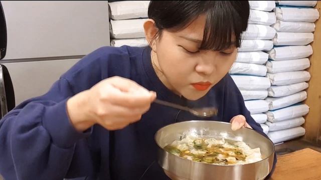 안 먹어 본 사람은 있어도 한 번만 먹어본 사람은 없다는 먹갱의 찐 단골 맛집! 3500원 칼국수!! 2만원으로 배터지게 먹방Korean eating show MUKBANG смотреть онлайн