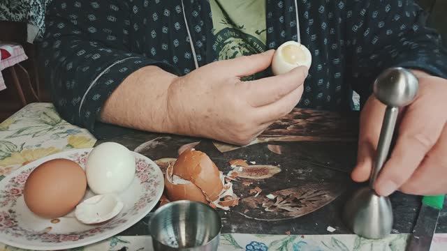 ЯЙЦЕБОЙ! Чудо - инструмент для очистки яиц. Инструкция продвинутого пользователя. смотреть онлайн