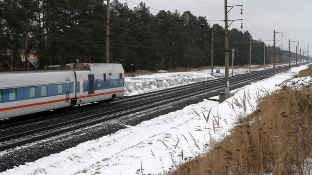 ЭП20 008 и 010 с поездами "Стриж" на станции Сейма Горьковской железной дороги. смотреть онлайн