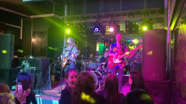 Очень трогательное исполнение песни "Самолеты" (Женя Трофимов cover)