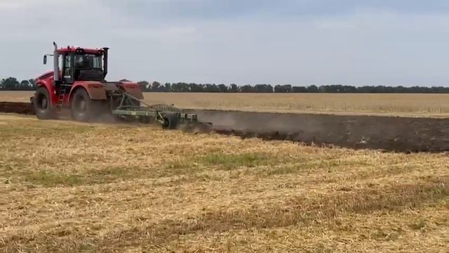 Плуг навесной 9-ти корпусный ПЗН-9-40-01 с трактором Кировец смотреть онлайн