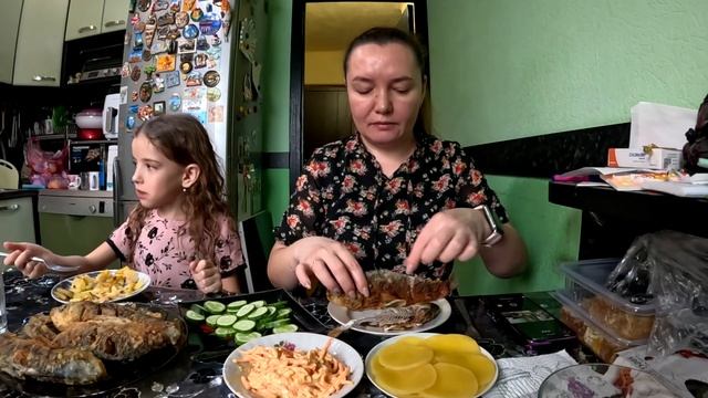 Мукбанг, караси жареные, маринованная редька,обжор смотреть онлайн