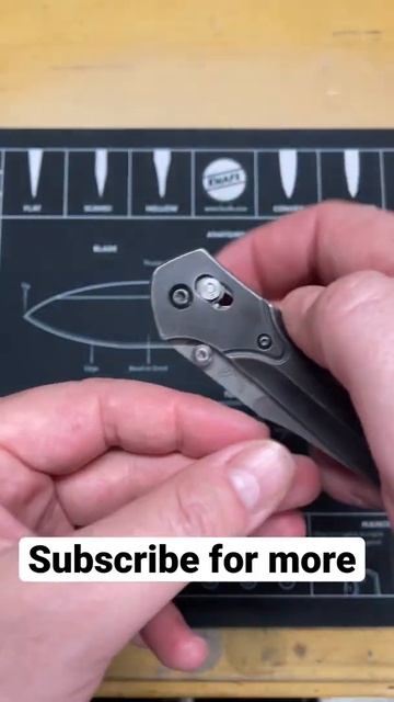 How does an axis lock work. #Shorts #Knife #KnifeLife￼ смотреть онлайн