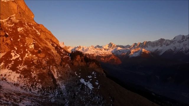 derniers rayons de soleil au dessus des chalets de Varan смотреть онлайн