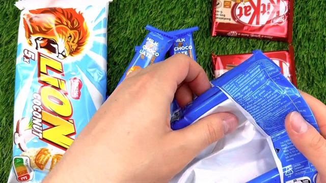 New Some Lot's of Candy Lollipops and Sweets Lion, Milk ChocoLate, KitKat смотреть онлайн