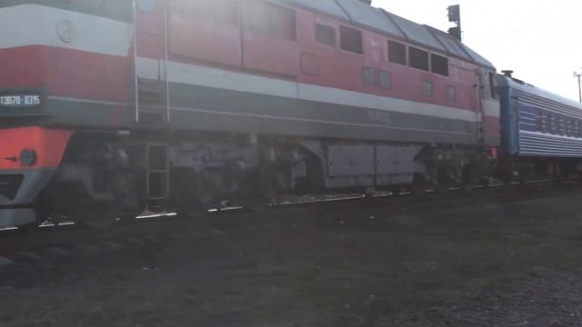 ТЭП70-0315 с пассажирским поездом на выезде с Полесского Парка.Перегон Полесский Парк-Аульс. смотреть онлайн