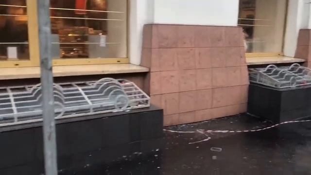 В Москве дождь, но не с неба. В Лялином переулке крыши решили, что они тучи, и льют воду смотреть онлайн
