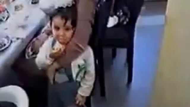 Kichkina qizcha videochiga o'rta barmog'ini ko'rsatdi смотреть онлайн