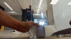 Установка замка стеклянной двери на скотч и клей В чем основная сложность монтажа? #секретыоконщика