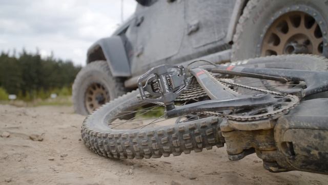 Clipless Vs Flat Pedals, What’s Fastest For Mountain Biking? смотреть онлайн