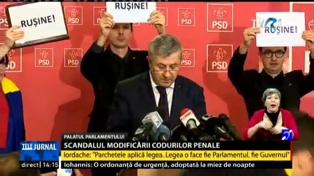 Declaraţiile ministrului Justiţiei, întrerupte de persoane care protestau la Parlament смотреть онлайн