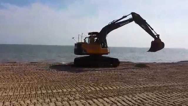 Hythe beach volvo EC140 смотреть онлайн