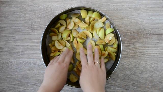 Шарлотка с яблоками и вишней