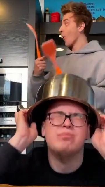 НА КАКОМ ИНСТРУМЕНТЕ ИГРАЕШЬ Я барабанщик 🥁😅 #a4 #a4 #a4 #a4 #a4 #a4 смотреть онлайн