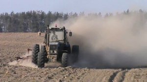 мтз 1221 культивирует поле