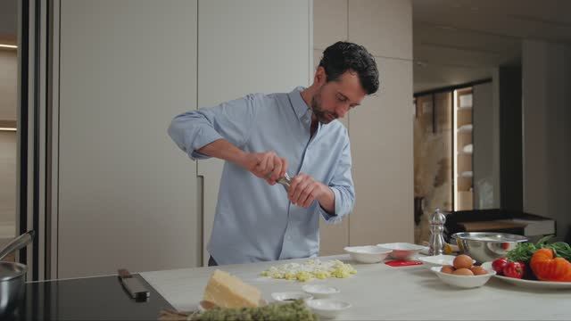 Эмануэле Поллини готовит "Ньоки по-соррентийски" смотреть онлайн