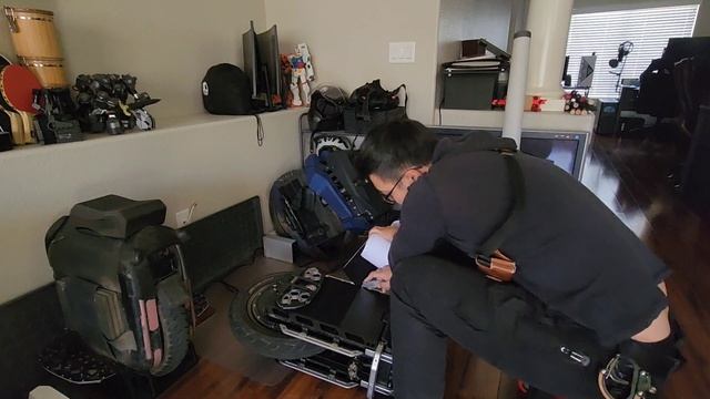 a video where a commander mini is personalized and Law talks about wheels that arent very ergonomic смотреть онлайн