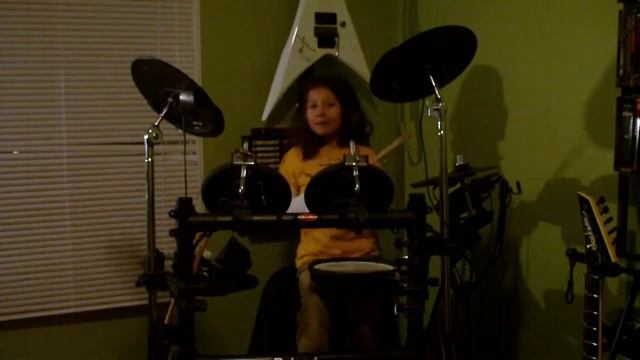 Little girl christmas carol, cat singing and drumming смотреть онлайн