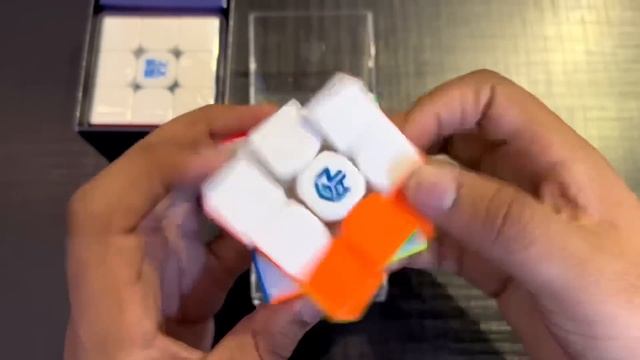 The Most Impressive Rubik’s Cube I’ve Ever Seen: “MoYu Weilong WRM V9” смотреть онлайн