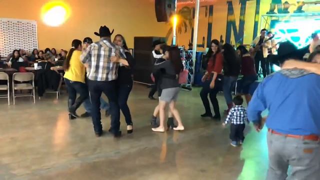 Mira como se Mueve el Chapo y su esposa! El No Baila Flota! смотреть онлайн