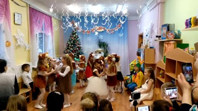 НОВОГОДНИЙ ТАНЕЦ ОБЕЗЬЯНОК смотреть онлайн