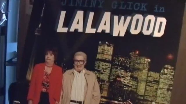 Melissa Gives Martin Short her lunch - Out There Online Extra смотреть онлайн