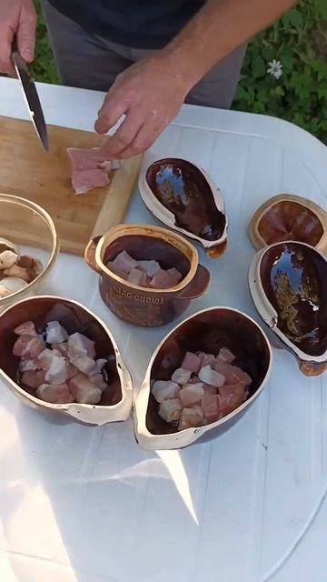 Стэтхэм готовит жаркое в горшочках на мангале Пегас #жаркоевгоршочках #мангал #мясо смотреть онлайн