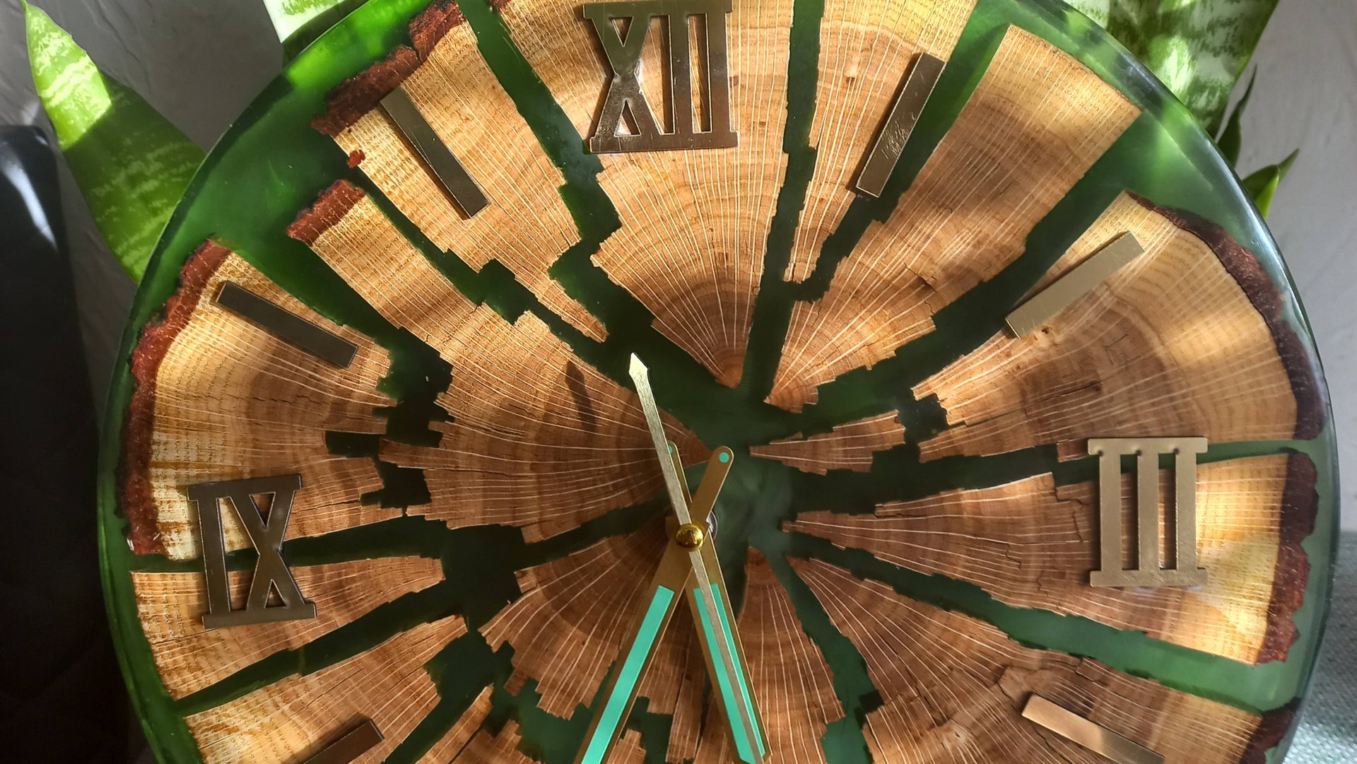 Первые мои часы из эпоксидной смолы и спила дуба, как вам))?