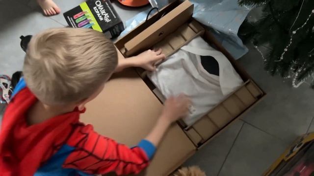 Распаковка подарков на Новый год смотреть онлайн