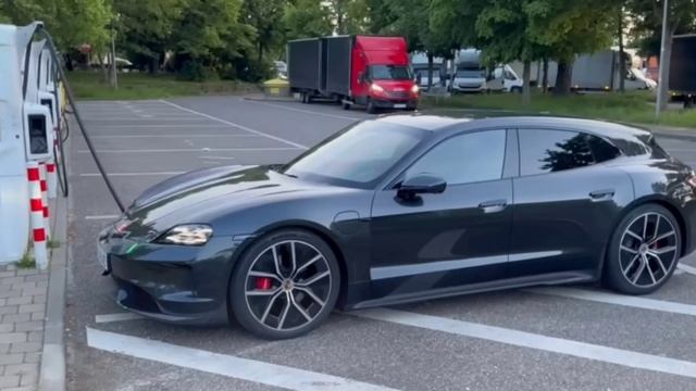 New Porsche Taycan 4S Sport Turismo thoroughly impresses in real life range test. смотреть онлайн